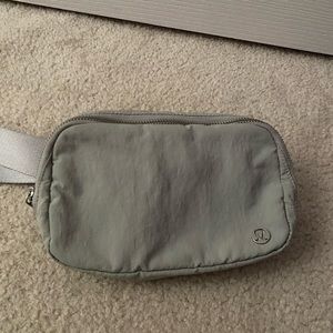 Lululemon Original Strap  Everywhere Belt Bag EBB Seal Gray Grey Silver